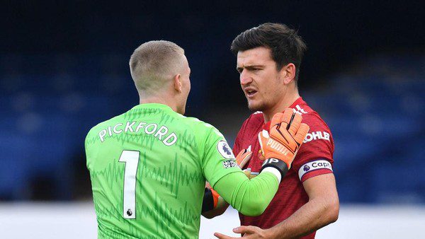 Harry Maguire berbicara dengan Jordan Pickford saat pertandingan Premier League antara Manchester United dan Everton.