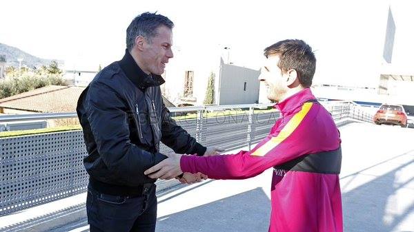 Jamie Carragher berjabat tangan dengan Lionel Messi saat bertemu di Barcelona.