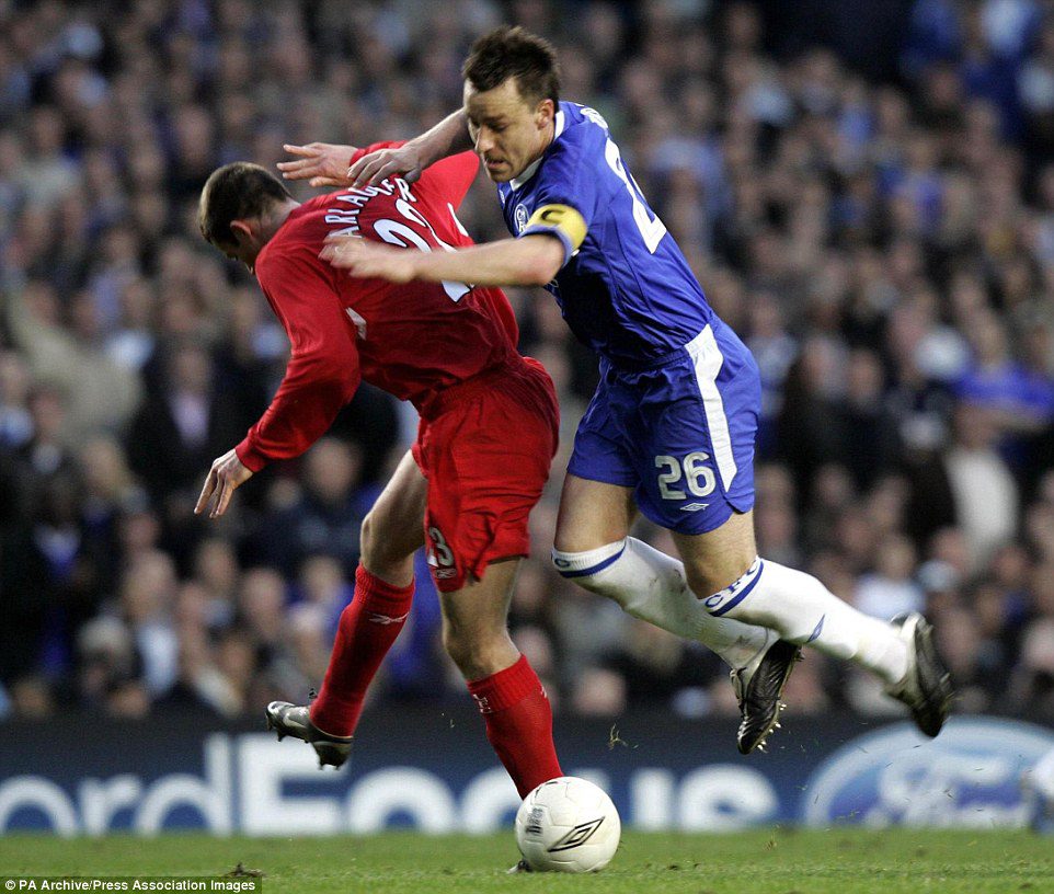 John Terry dan Jamie Carragher bertarung sengit dalam laga Chelsea kontra Liverpool di Premier League.