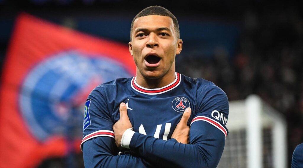 Kylian Mbappe melakukan selebrasi menyilangkan tangan bersama Paris Saint-Germain.
