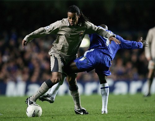 Makelele melakukan tekel untuk menghentikan Ronaldinho dalam duel Chelsea vs Barcelona.
