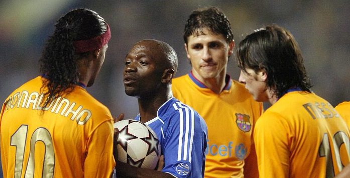 Makelele berhadapan dengan Ronaldinho saat laga Chelsea vs Barcelona di Liga Champions.
