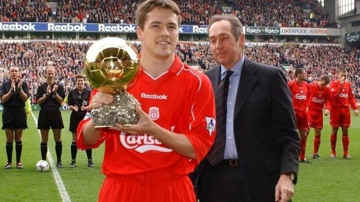 Michael Owen memegang trofi Ballon d'Or saat bersama Liverpool di Anfield.