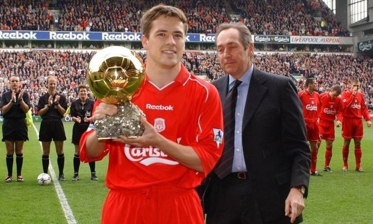 Michael Owen memegang trofi Ballon d'Or saat bersama Liverpool di Anfield.