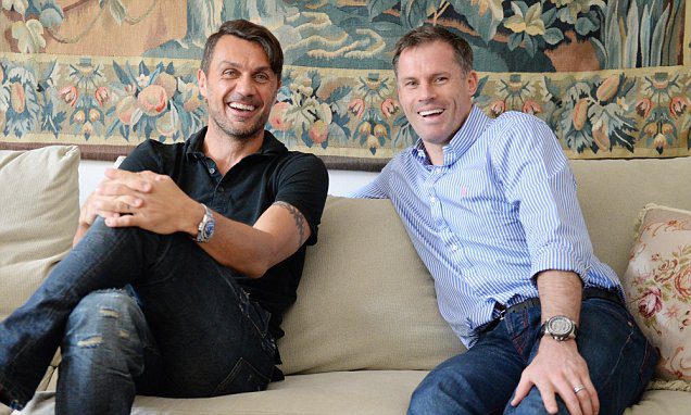 Paolo Maldini dan Jamie Carragher tertawa bersama dalam wawancara santai membahas karier mereka.
