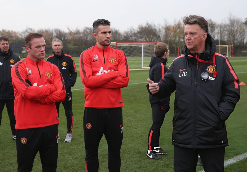 Louis van Gaal berbicara dengan Wayne Rooney dan Robin van Persie di sesi latihan Manchester United.