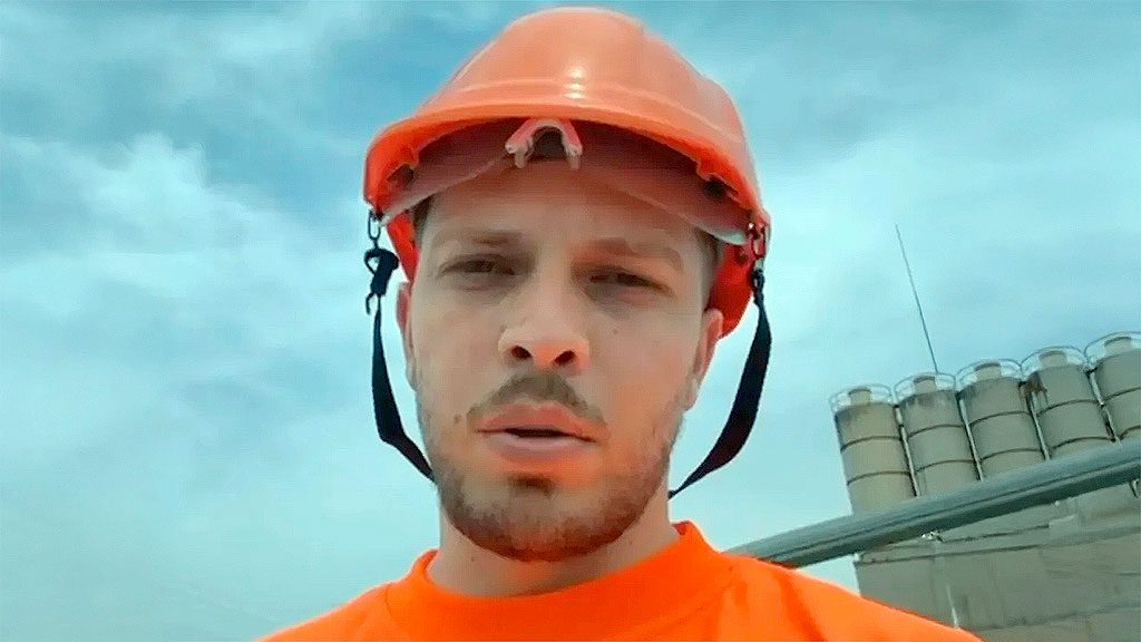 Cendrim Kameraj kini bekerja di proyek konstruksi setelah pensiun dari sepak bola