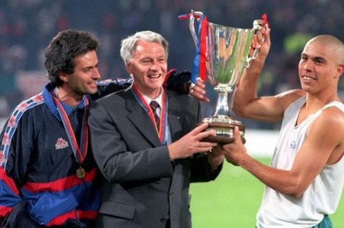 Jose Mourinho bersama Ronaldo Nazario pada masa awal karier kepelatihannya sebelum era Cristiano Ronaldo.