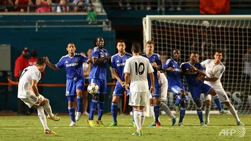 Cristiano Ronaldo melakukan tendangan bebas yang menghasilkan gol melawan Chelsea dalam final ICC 2013.