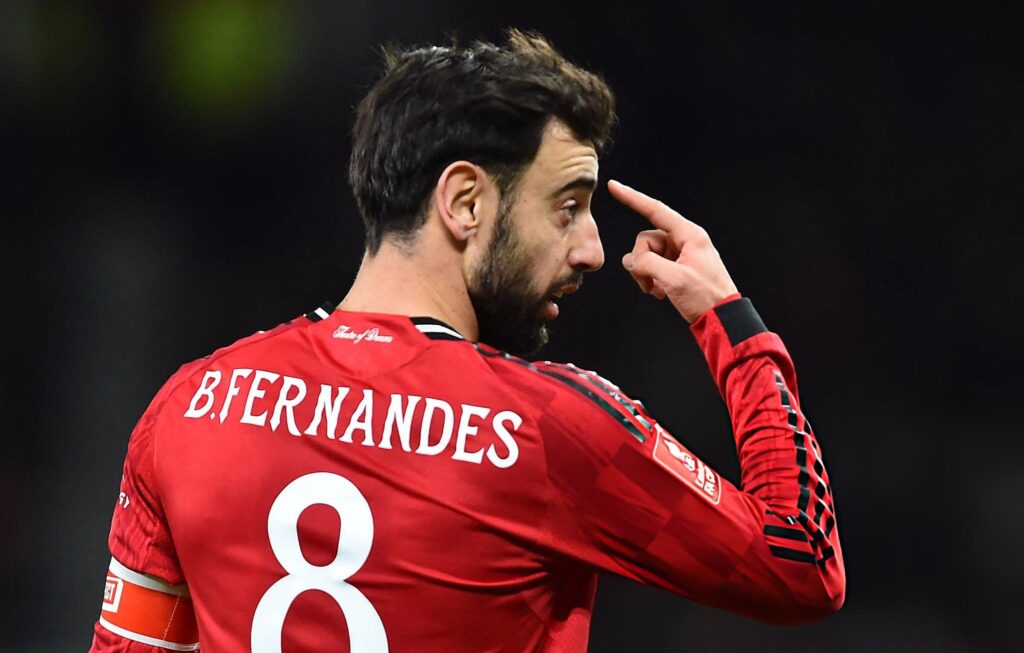 Bruno Fernandes mengenakan jersey Manchester United saat pertandingan Premier League musim 2025.