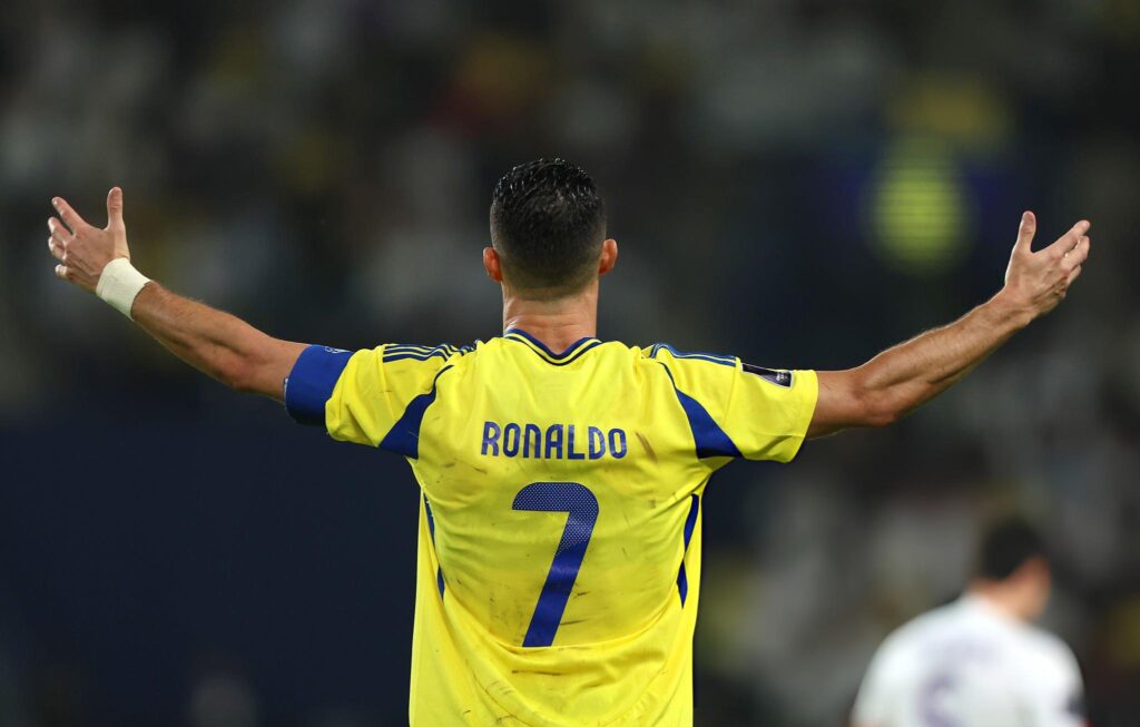 Cristiano Ronaldo merayakan gol dengan jersey Al Nassr, tetap menjadi salah satu pemain paling laku secara komersial di 2025.