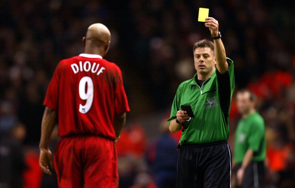 El Hadji Diouf menerima kartu kuning saat membela Liverpool dalam laga Premier League