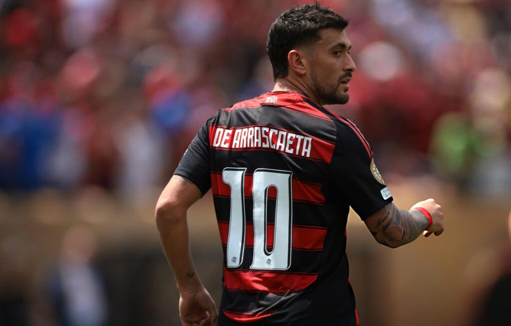 Giorgian de Arrascaeta mengenakan jersey Flamengo saat pertandingan, salah satu pemain dengan penjualan jersey tertinggi 2025.
