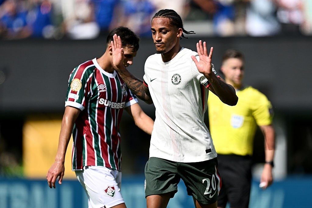 Joao Pedro memberi gestur hormat usai menghadapi mantan klubnya Fluminense