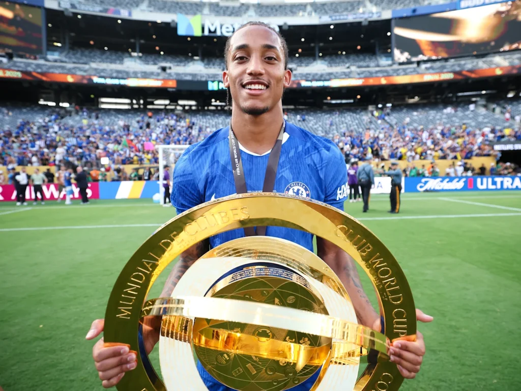 Joao Pedro mengangkat trofi Piala Dunia Antarklub bersama Chelsea