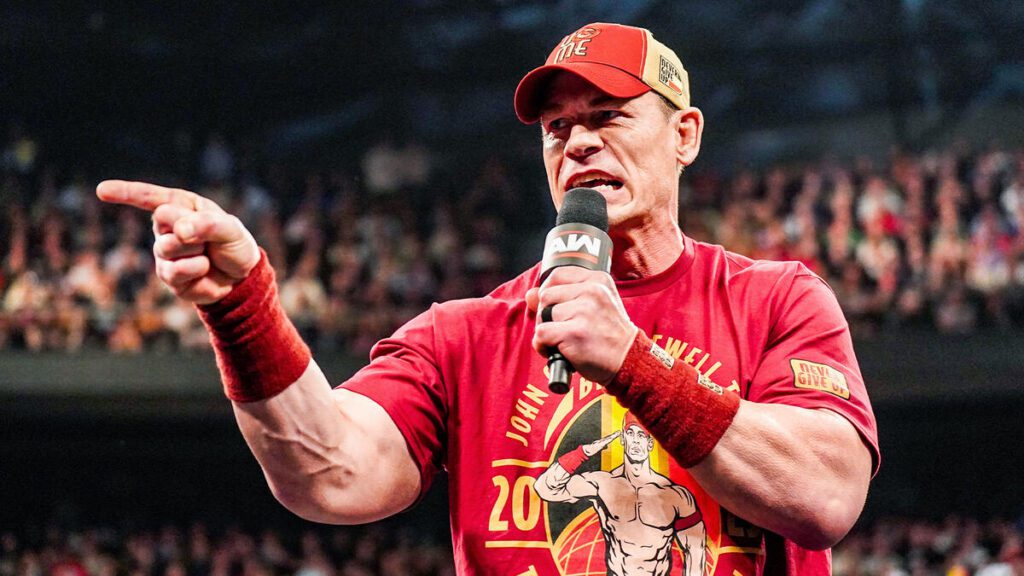 John Cena sedang melakukan promo di ring WWE di hadapan ribuan penonton