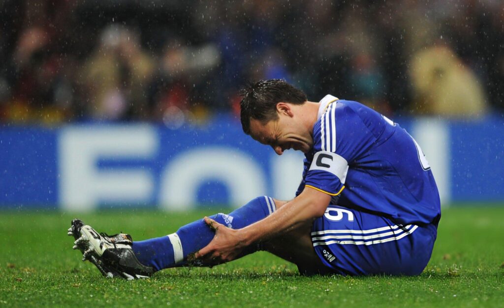 John Terry terduduk di lapangan setelah gagal penalti di final Liga Champions 2008 antara Chelsea vs Manchester United