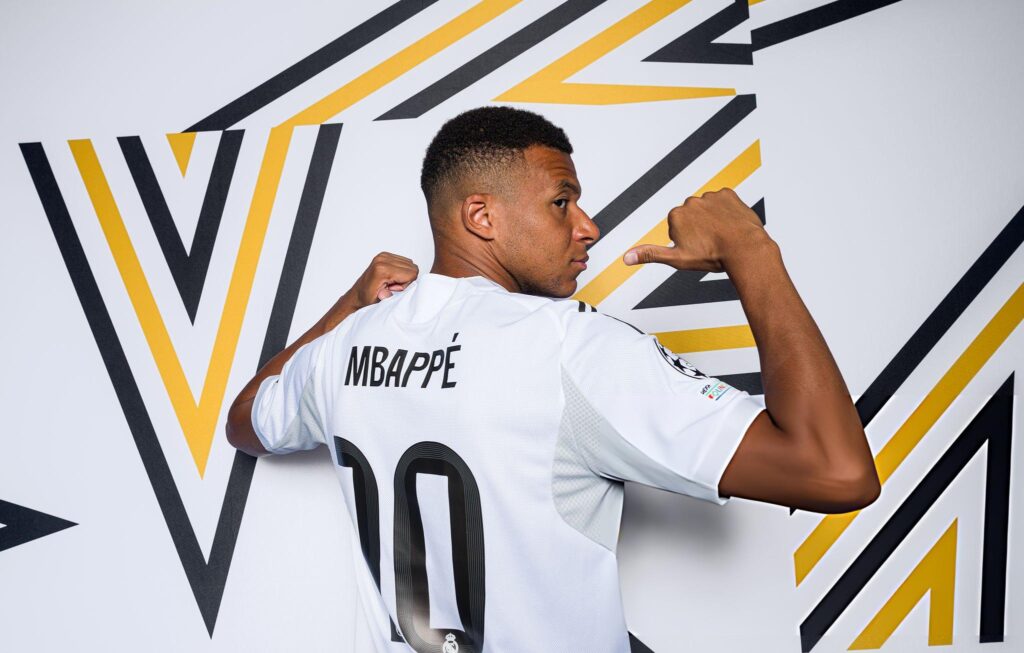 Kylian Mbappé berpose dengan jersey Real Madrid bernomor 10, salah satu jersey paling laris di dunia pada 2025.