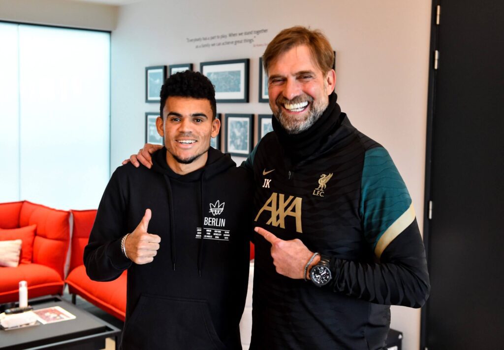 Jurgen Klopp berfoto bersama Luis Díaz, pemain yang sempat diusulkan ke Manchester United sebelum bersinar di Eropa.