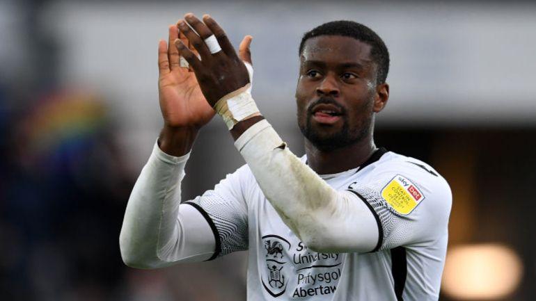 Marc Guehi bertepuk tangan kepada suporter saat membela Swansea City di masa peminjaman