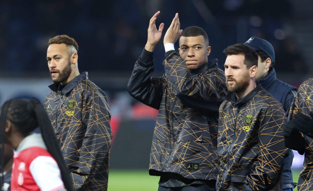 Lionel Messi bersama Kylian Mbappe dan Neymar di PSG dalam momen sebelum pertandingan
