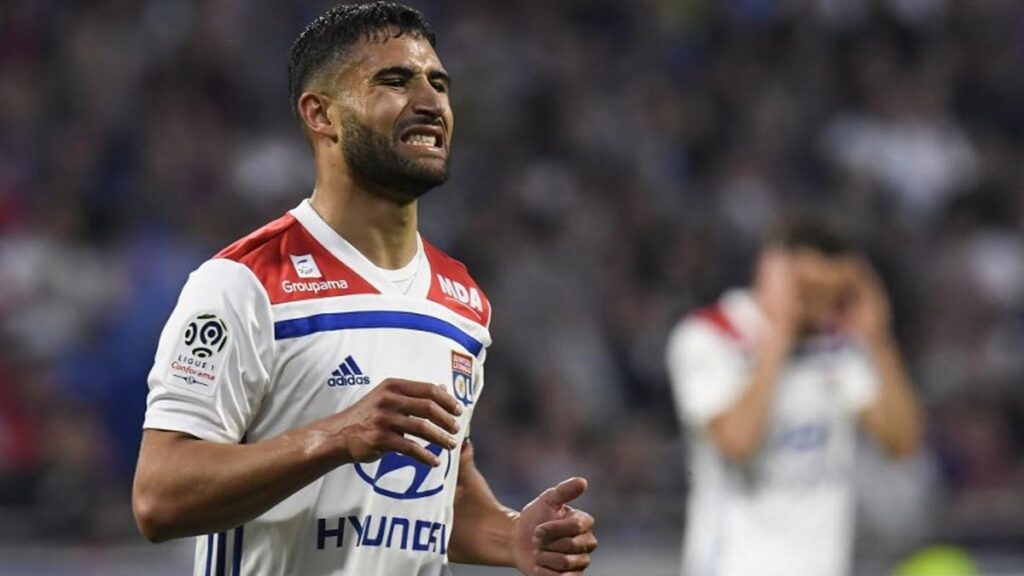 Nabil Fekir membela Lyon, transfernya ke Liverpool gagal setelah tim medis menemukan riwayat cedera lutut lama.