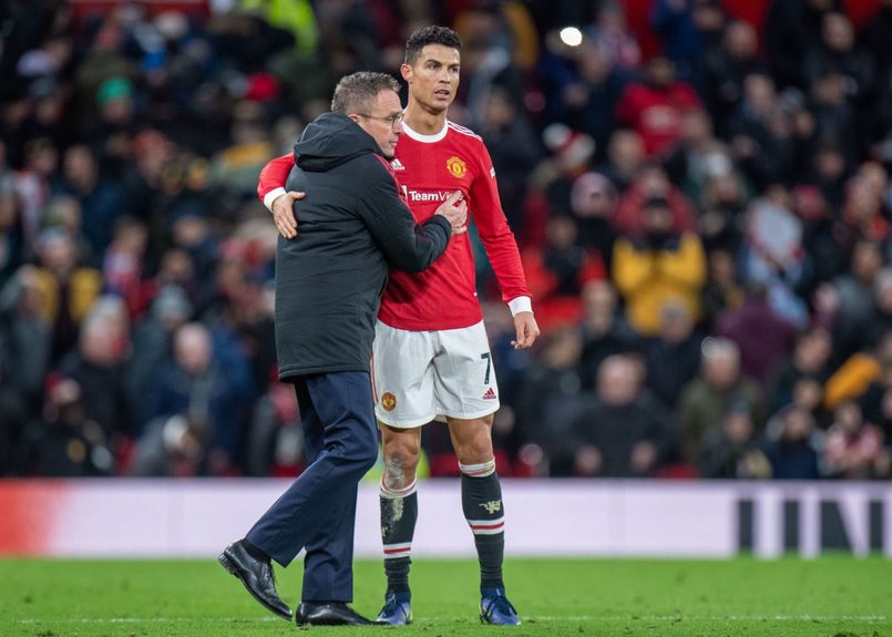 Ralf Rangnick berbicara dengan Cristiano Ronaldo saat pertandingan Manchester United di Premier League.