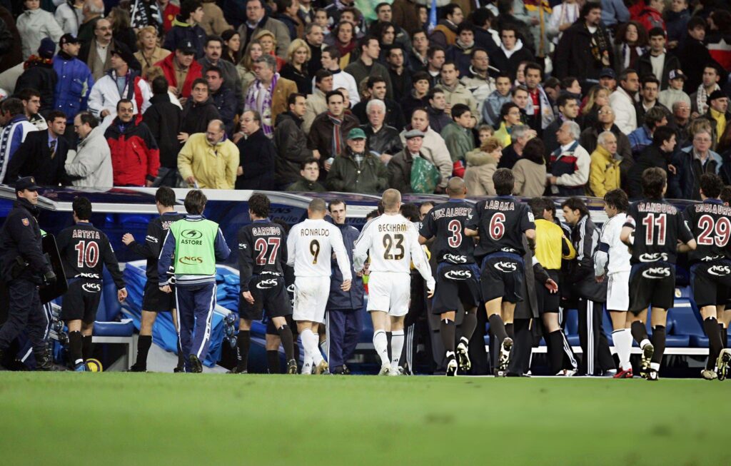 Para pemain Real Madrid dan Real Sociedad meninggalkan lapangan Santiago Bernabeu usai pertandingan dihentikan karena ancaman bom pada Desember 2004.