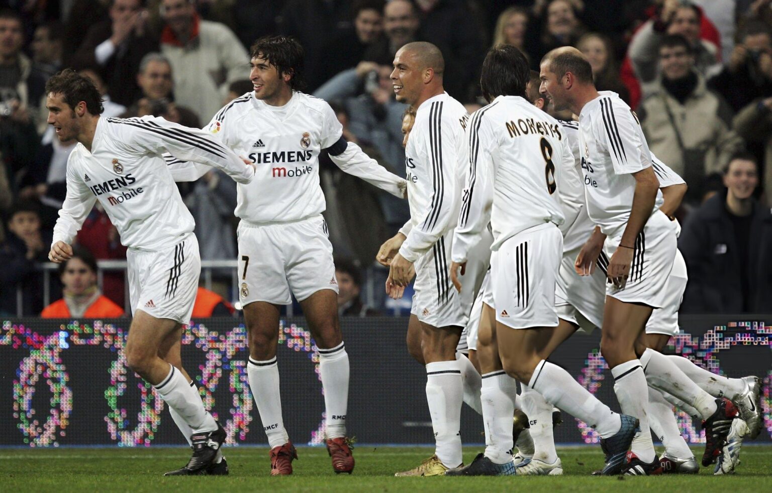 Pemain Real Madrid merayakan gol penalti Zinedine Zidane saat melawan Real Sociedad dalam laga lanjutan enam menit di Santiago Bernabeu tahun 2005.