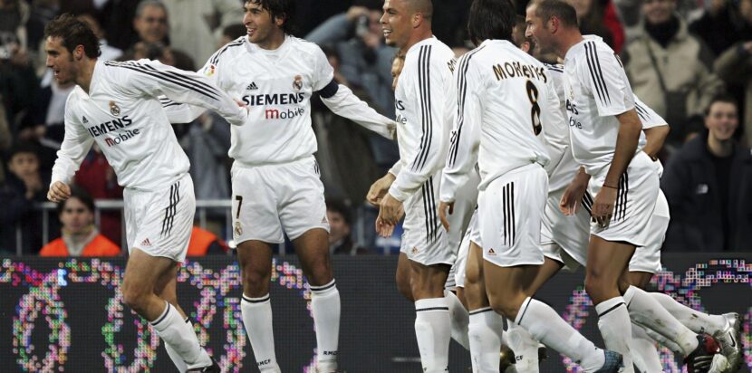 Pemain Real Madrid merayakan gol penalti Zinedine Zidane saat melawan Real Sociedad dalam laga lanjutan enam menit di Santiago Bernabeu tahun 2005.