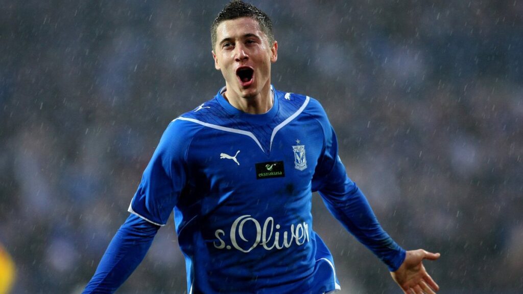 Robert Lewandowski saat bermain untuk Lech Poznań, gagal bergabung dengan Blackburn Rovers akibat gangguan penerbangan karena letusan gunung berapi.