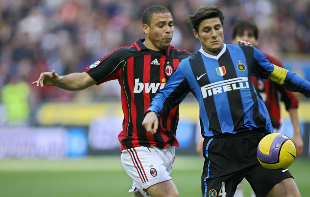 Ronaldo Nazario mengenakan seragam AC Milan saat menghadapi Inter Milan dalam laga Derby della Madonnina.