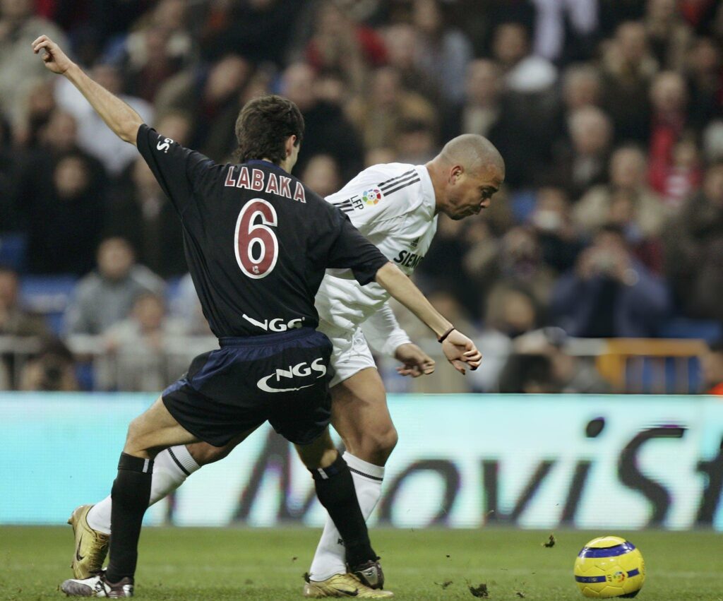 Ronaldo Nazario beraksi membela Real Madrid melawan Real Sociedad dalam laga LaLiga yang hanya berlangsung enam menit di Bernabeu.