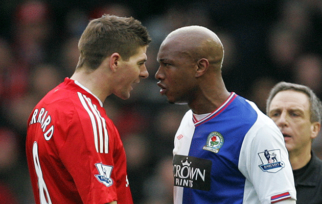 Steven Gerrard berhadapan langsung dengan El Hadji Diouf dalam laga Liverpool yang penuh tensi