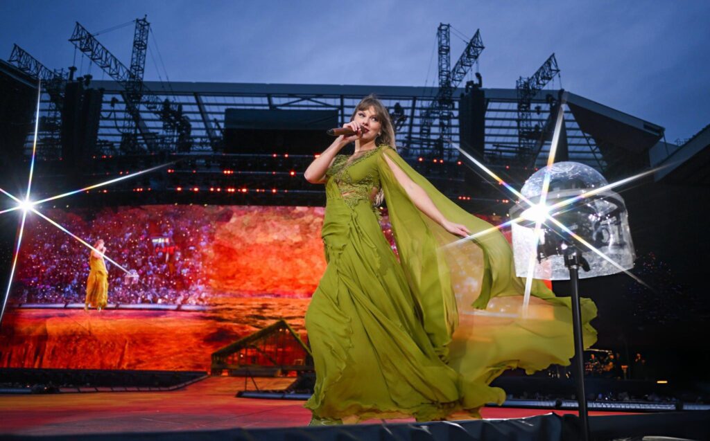 Konser musik Taylor Swift digelar di stadion sepak bola Anfield Liverpool, mencerminkan strategi klub memaksimalkan pendapatan non-pertandingan.