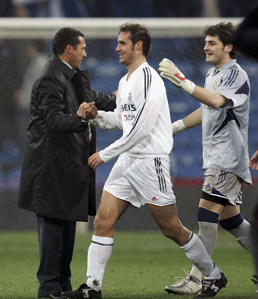 Wanderlei Luxemburgo berjabat tangan dengan pemain Real Madrid dalam debutnya sebagai pelatih pada laga aneh enam menit di Bernabeu.