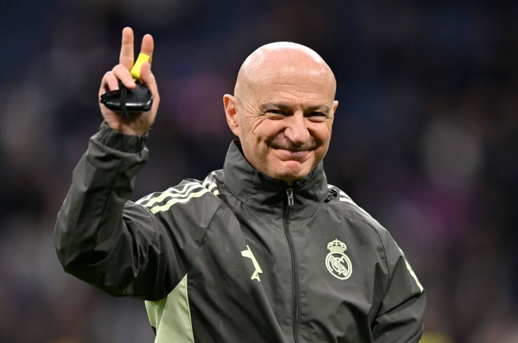Antonio Pintus, performance manager Real Madrid, memberi isyarat di pinggir lapangan saat sesi latihan tim.