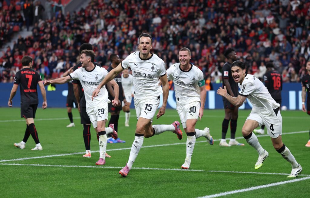 Pemain Borussia Mönchengladbach merayakan gol saat menghadapi Bayer Leverkusen dalam laga Derby Rhein Bundesliga.