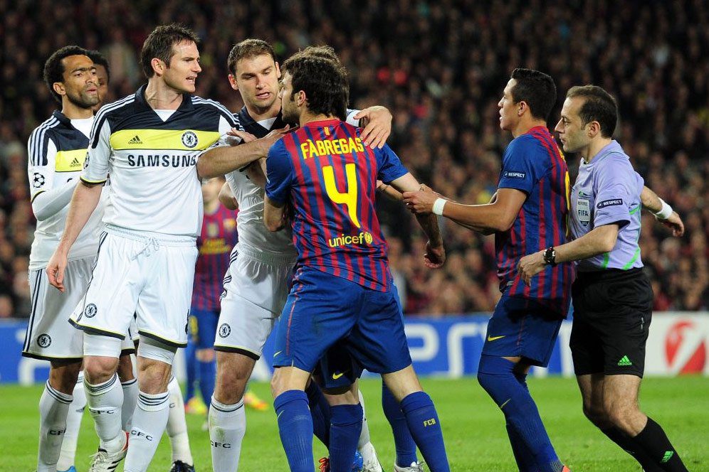 Cesc Fabregas dan Frank Lampard terlibat ketegangan saat laga Chelsea vs Barcelona di Liga Champions.