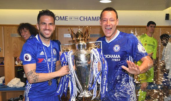 Cesc Fabregas dan John Terry merayakan gelar Premier League bersama Chelsea setelah rivalitas panjang di lapangan.