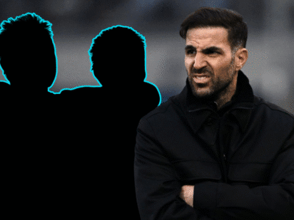 Ilustrasi visual Cesc Fabregas dengan siluet dua legenda Inggris yang terlibat rivalitas panjang dengannya.