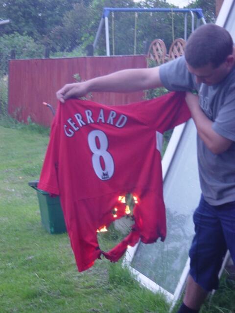 Fans Liverpool membakar jersey Steven Gerrard sebagai bentuk kemarahan pada 2005