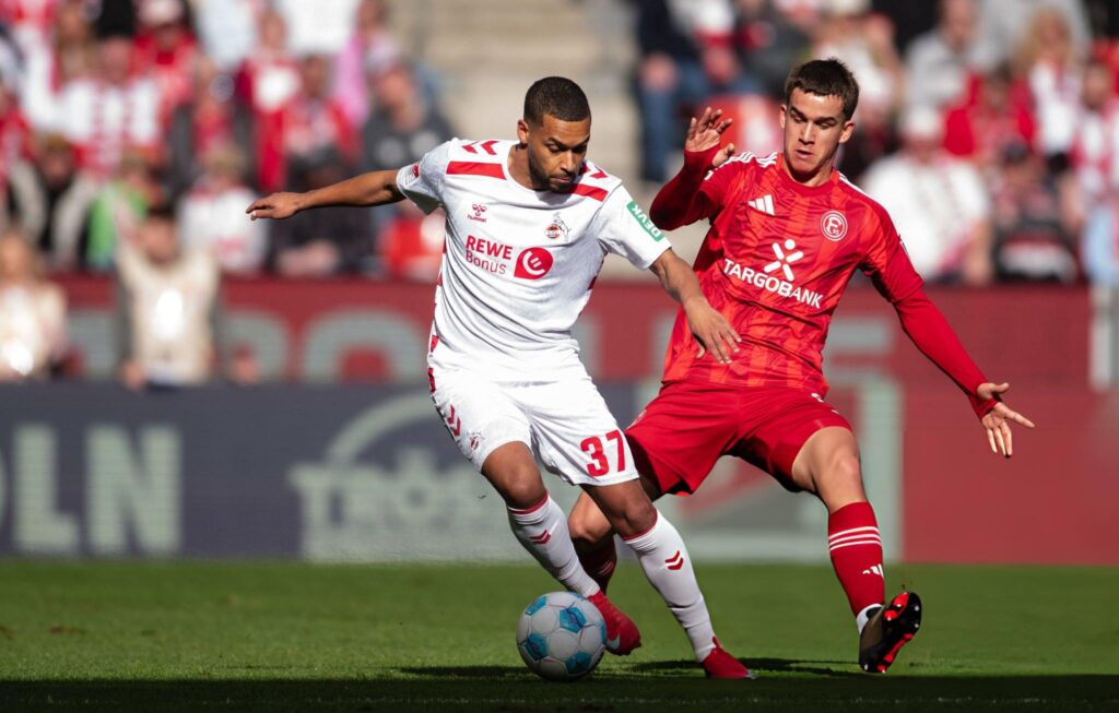 Pemain FC Cologne berusaha melewati hadangan Fortuna Düsseldorf dalam duel klasik Derby Rhein.