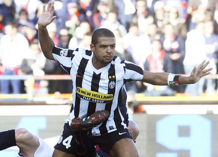 Felipe Melo beraksi di lapangan saat membela Juventus dalam pertandingan Serie A