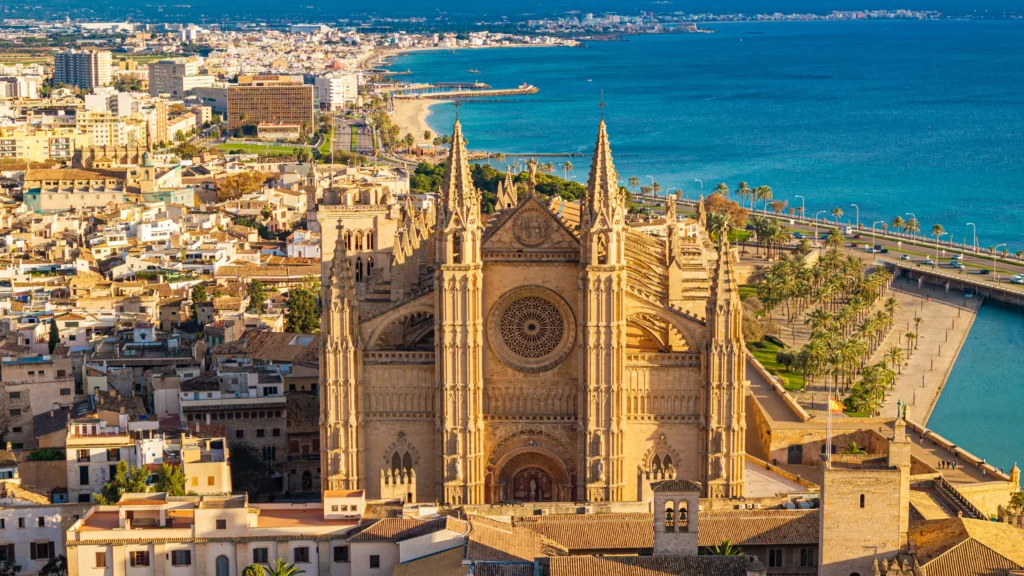 Pemandangan Kota Mallorca dengan Katedral La Seu dan pesisir Laut Mediterania di Spanyol.