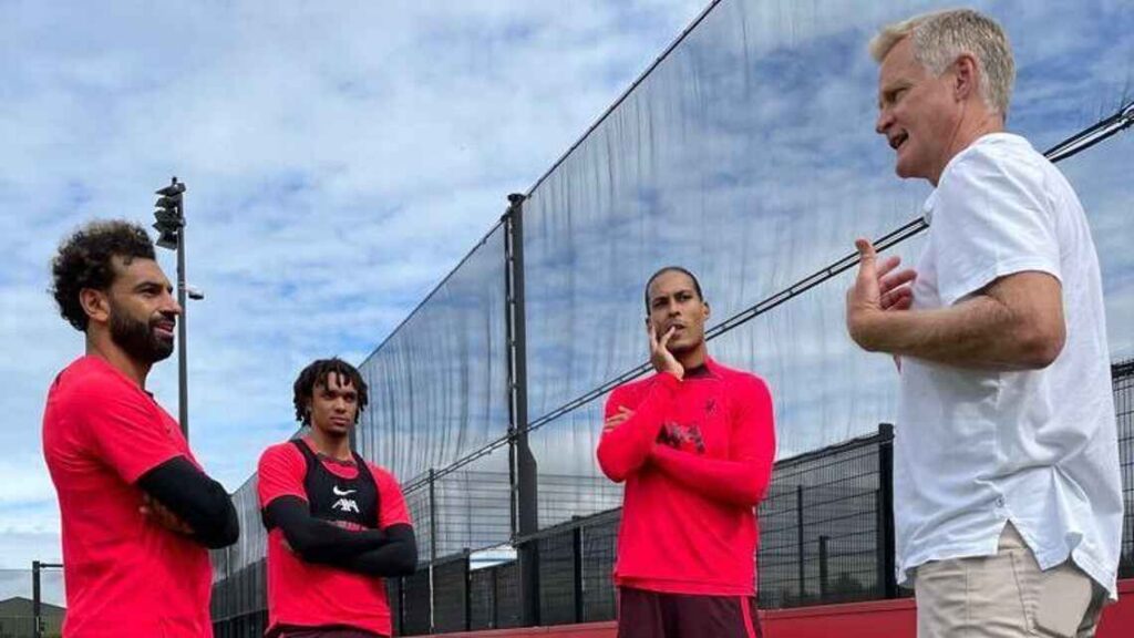 Steve Kerr berbincang dengan pemain Liverpool saat kunjungan latihan di Inggris.