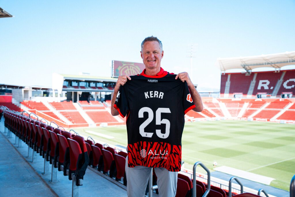 Steve Kerr memegang jersey RCD Mallorca di Stadion Son Moix sebagai bagian dari kepemilikan klub.