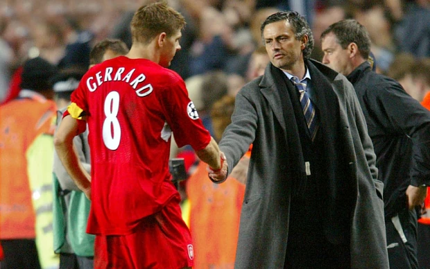 Steven Gerrard berjabat tangan dengan Jose Mourinho usai laga Liga Champions